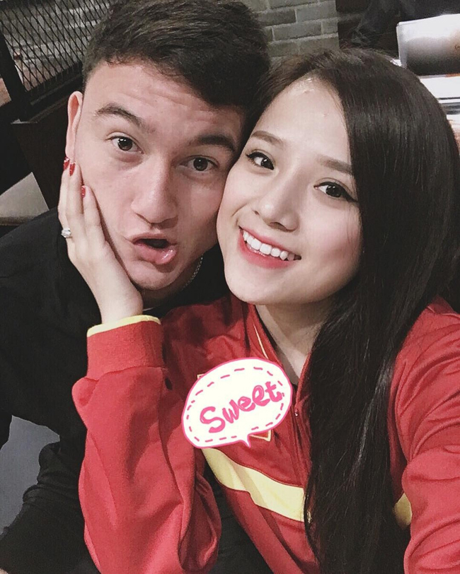 Hé lộ bạn gái siêu xinh của thủ môn Văn Lâm